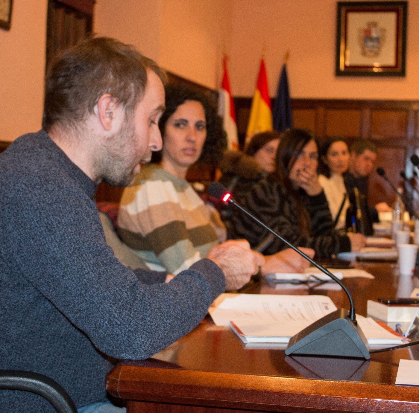 Concejales de IU y del PSOE, en el pleno ordinario de ayer. 