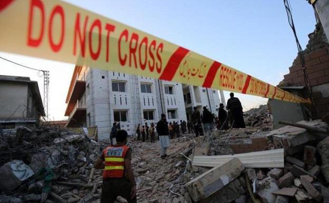 Agentes paquistaníes inspeccionan el lugar un día después del atentado en la mezquita de la Policía en Peshawar