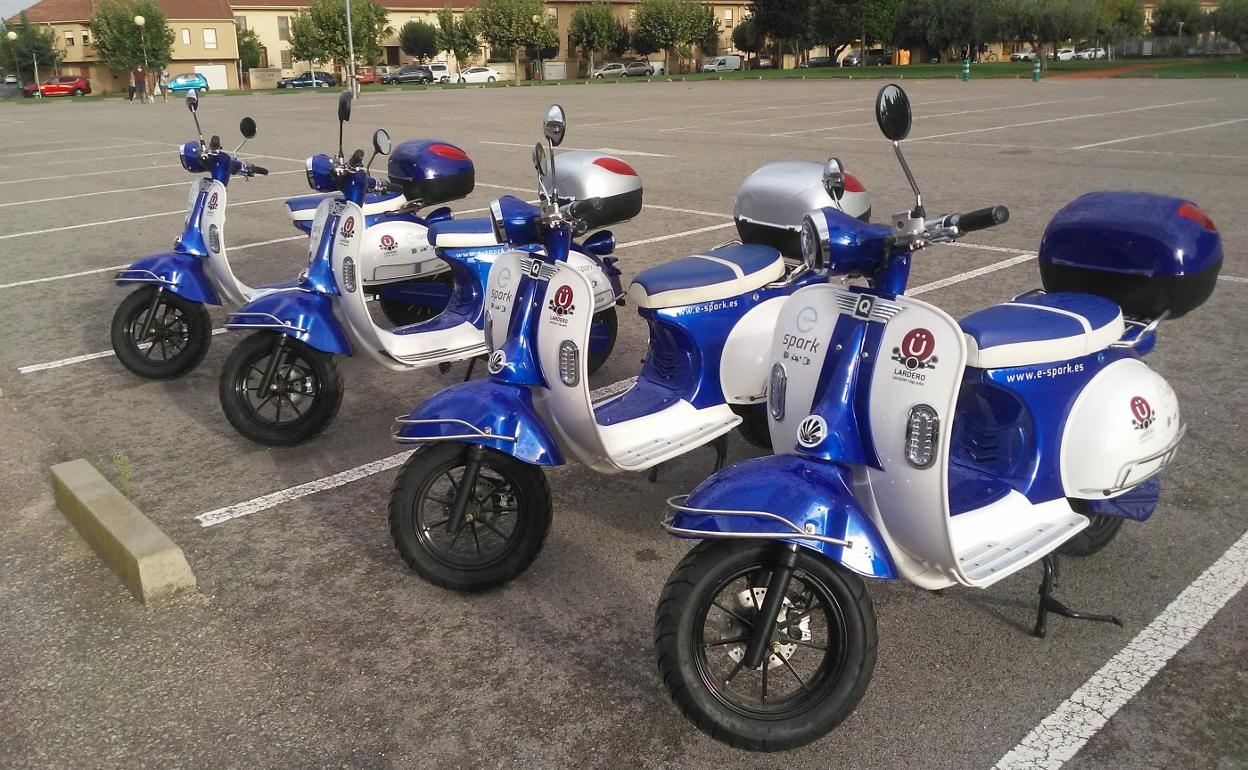 Cuatro de los ciclomotores eléctricos, aparcados en Villa Patro, que ofrecieron un servicio municipal de transporte de 2020 a 2022. 