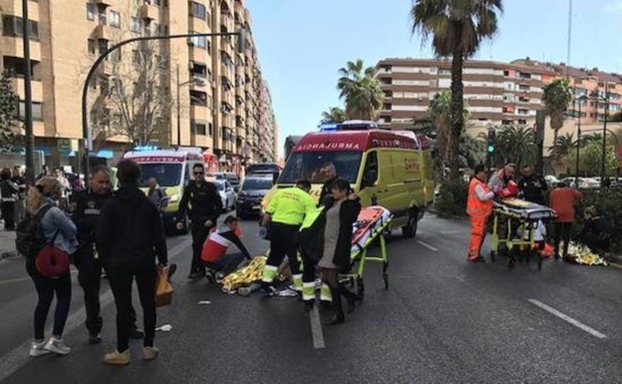 Sanitarios atienden a los heridos en un atropello en Valencia