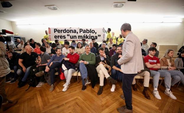 Imagen principal - Arriba, los trabajadores de Bosonit y las protestas de los miembros de la Junta de Personal. Abajo, el pleno y más protestas. 