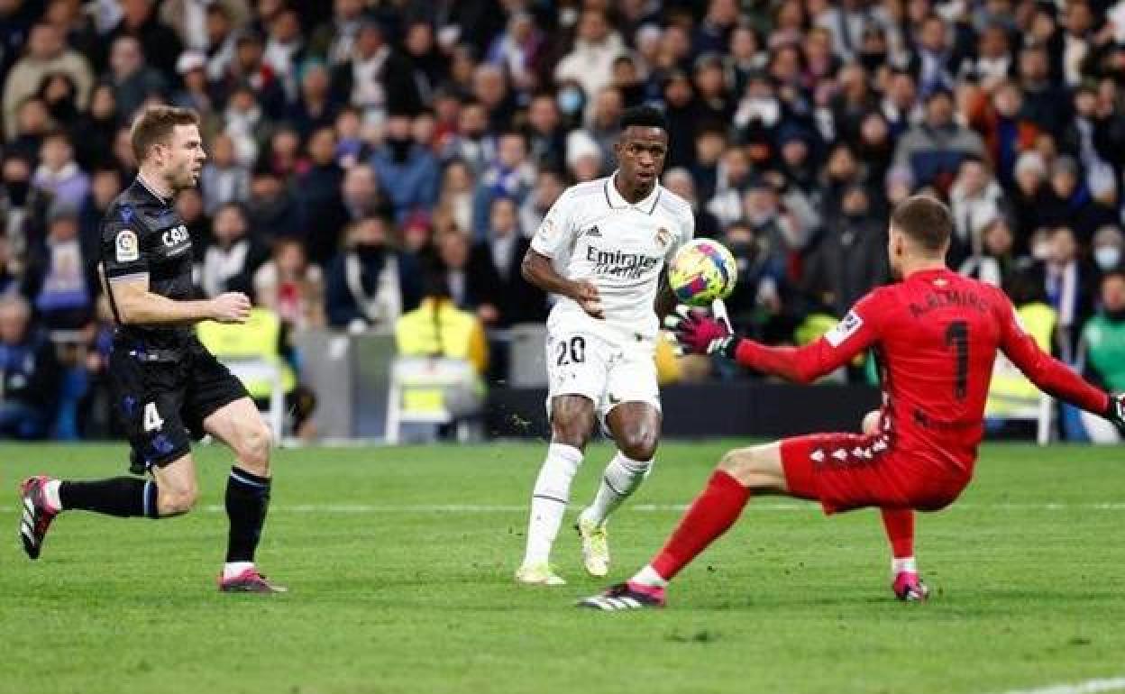 Vinicius, en una de las claras ocasiones que erró el Real Madrid ante la Real Sociedad