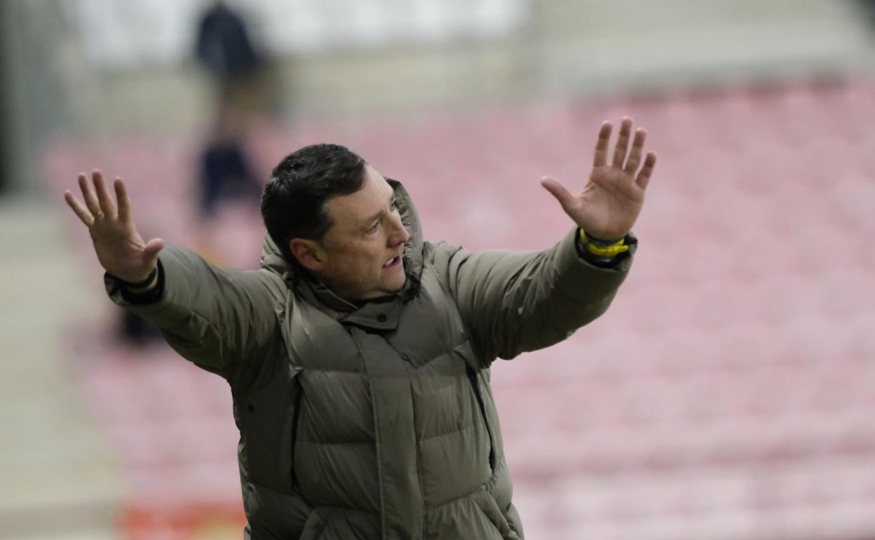 Raúl Llona da instrucciones a sus hombres en el partido en el que la SD Logroñés derrotó al Murcia. 