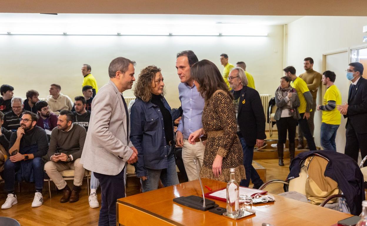 Jaime Caballero (PSOE), Amaia Castro (UP) y los no adscritos, Javier Garijo y Marisa Bermejo. 