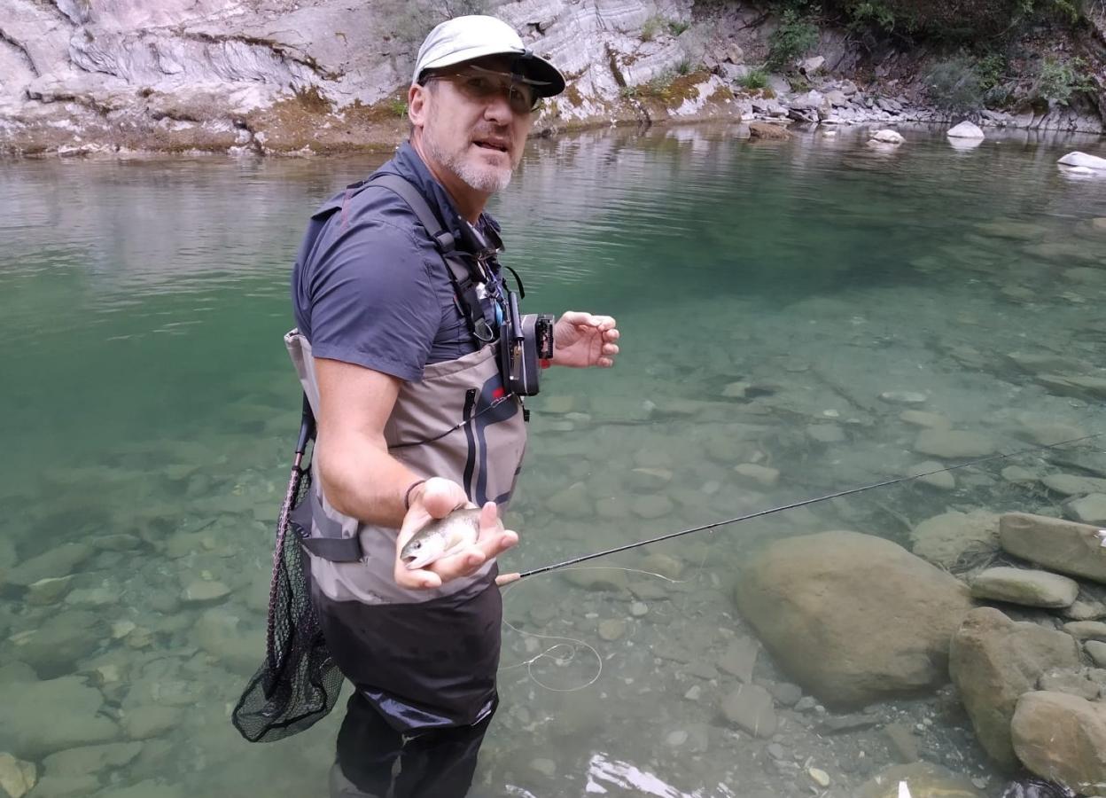 Herce muestra una trucha en Ansó antes de devolverla al agua. 