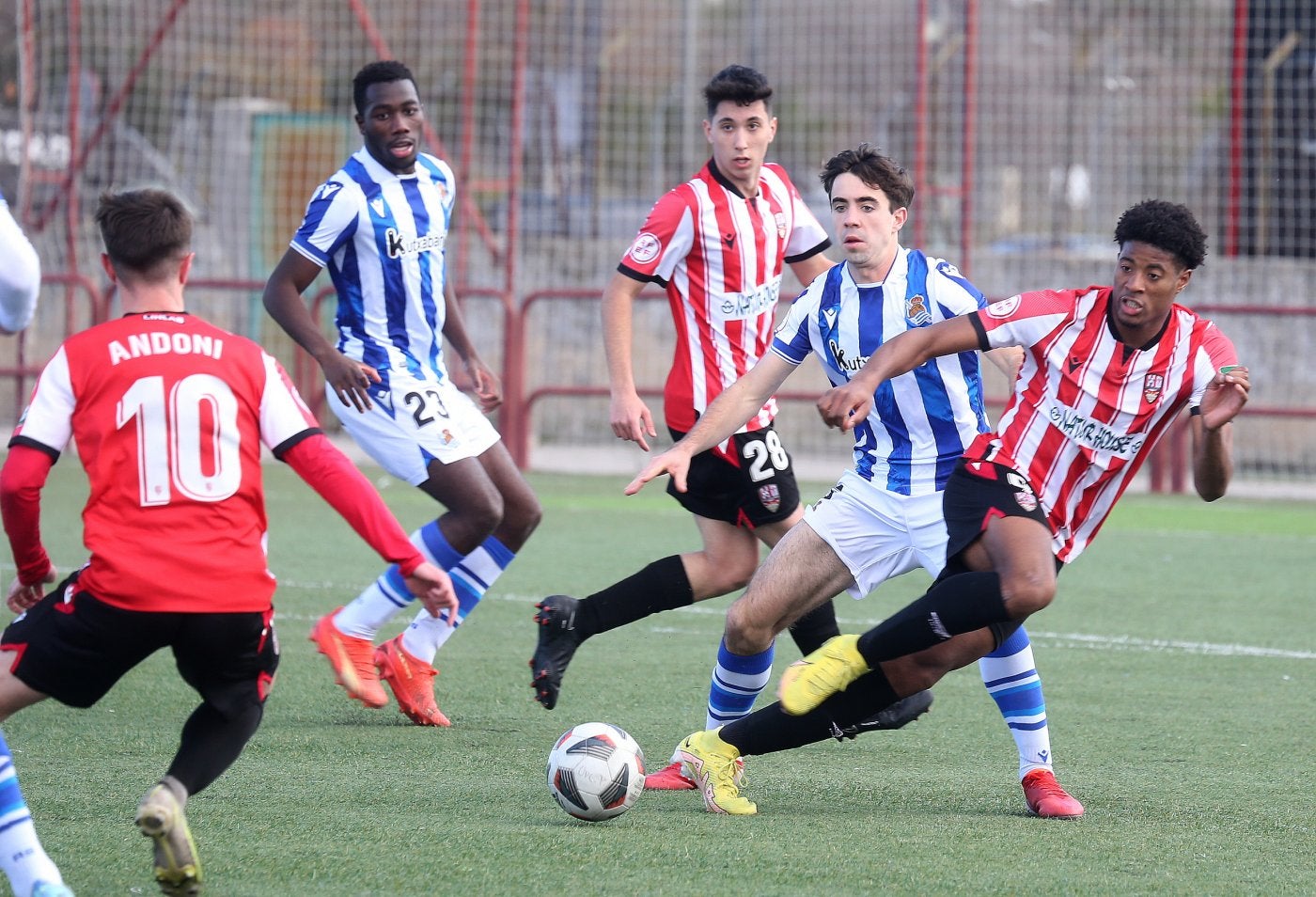 Pugna por el esférico entre jugadores de la UD Logroñés B y Real Sociedad C. 