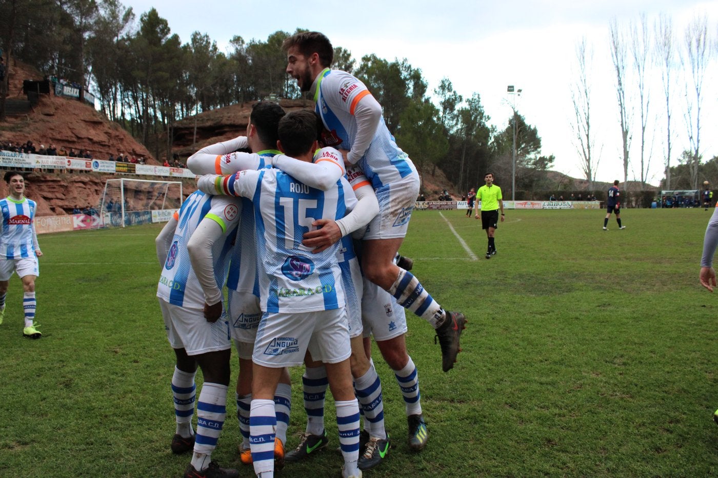 Los jugadores del Náxara celebran el segundo tanto de Lora. 