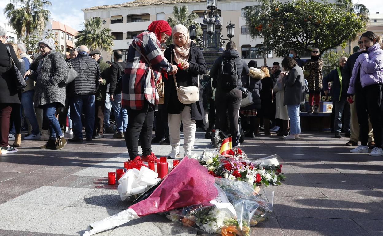 Velas y flores en el lugar donde Diego fue asesinado. 