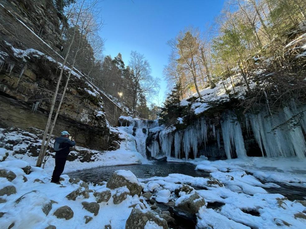 Las cascadas de Puente Ra, en Villosalda de Cameros, regalaban ayer esta imagen de postal. 