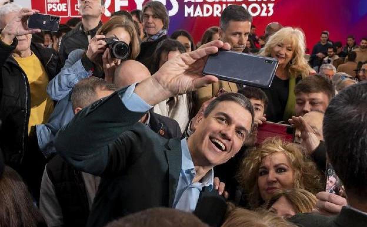 Pedro Sánchez se hace un 'selfie' junto a una simpatizante socialista