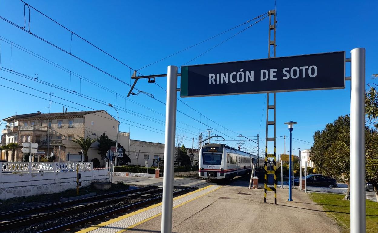 Llegada y salida de trenes en el apeadero de Rincón, este fin de semana. 