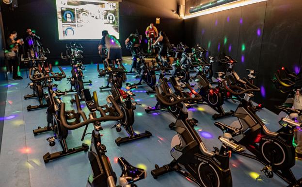 A la izquierda, La Ribera ha incorporado una sala de ciclo indoor; a la derecha, Antoñanzas en la nueva sala de musculación de La Ribera y debajo, en el ring de la sala de boxeo de Las Gaunas. 