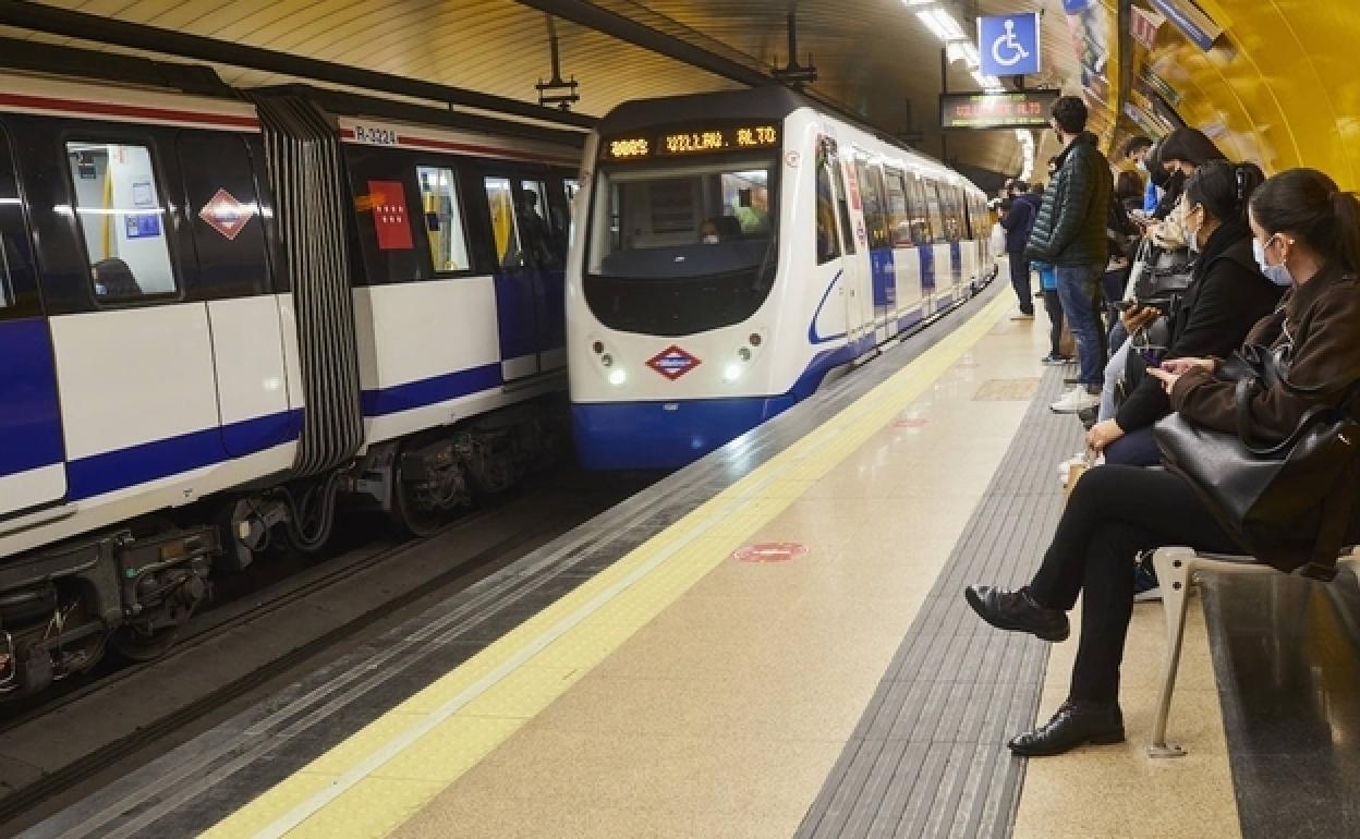 Viajeros aguardan la entrada del metro en una estación madrileña