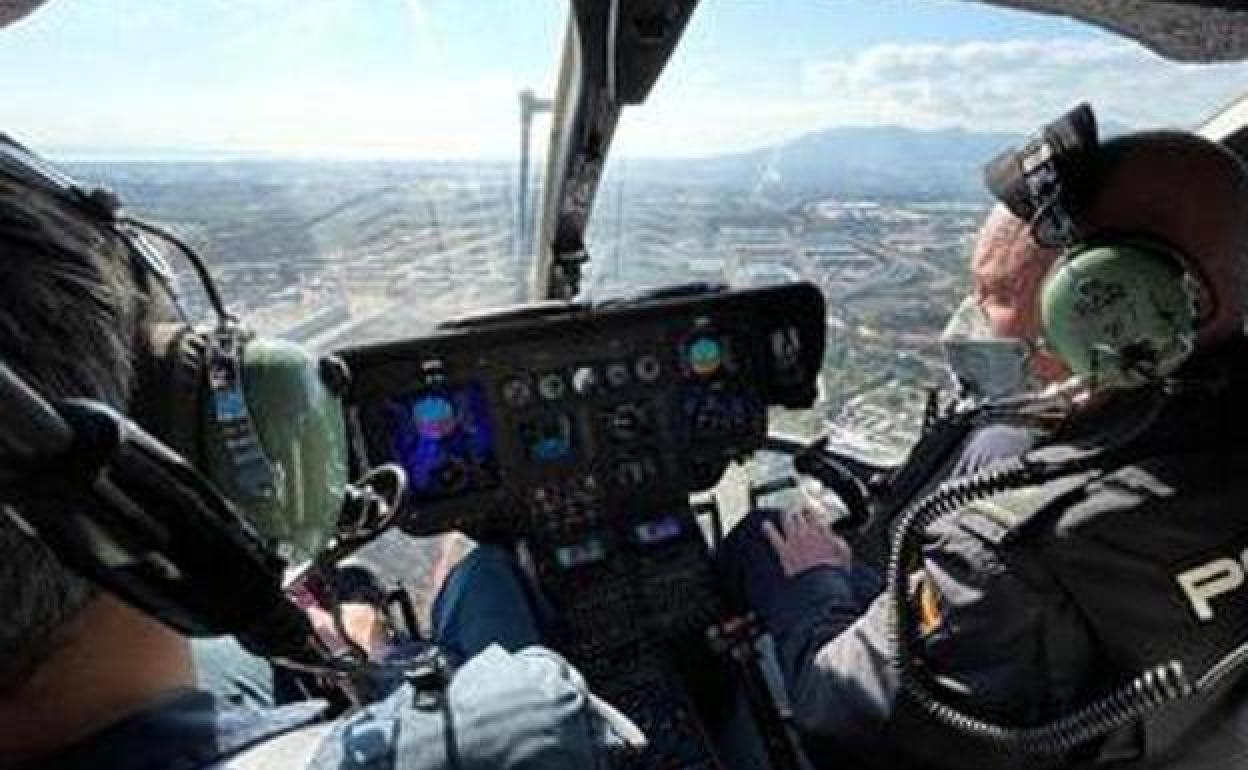 La Policía Nacional movilizó el helicóptero para ubicar el lugar donde estaban retenidas las víctimas.