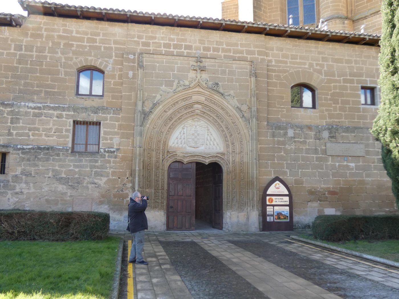 Un turista de Tirgo aprovechaba el día despejado para fotografiar el monasterio a la entrada de la oficina. 