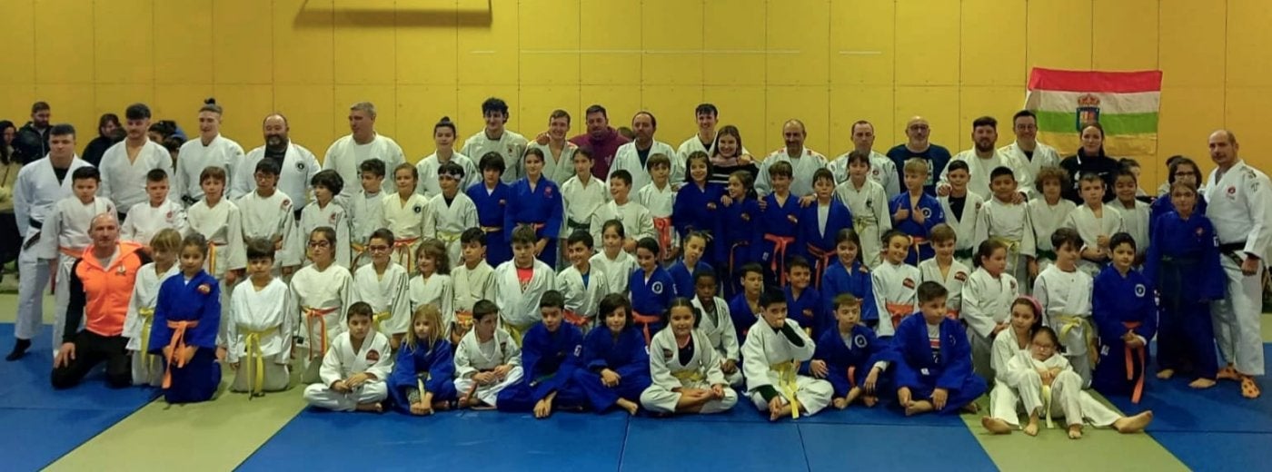 Foto de familia de los judokas que tomaron parte en los combates de la categoría alevín. 