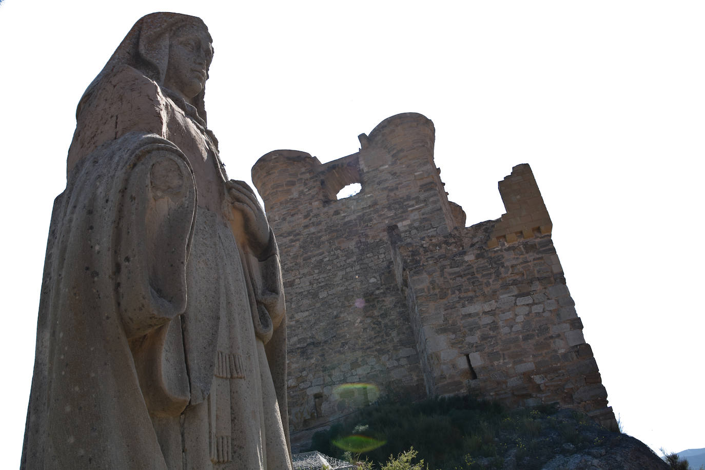 La estatua de la virgen junto a la fortaleza. 