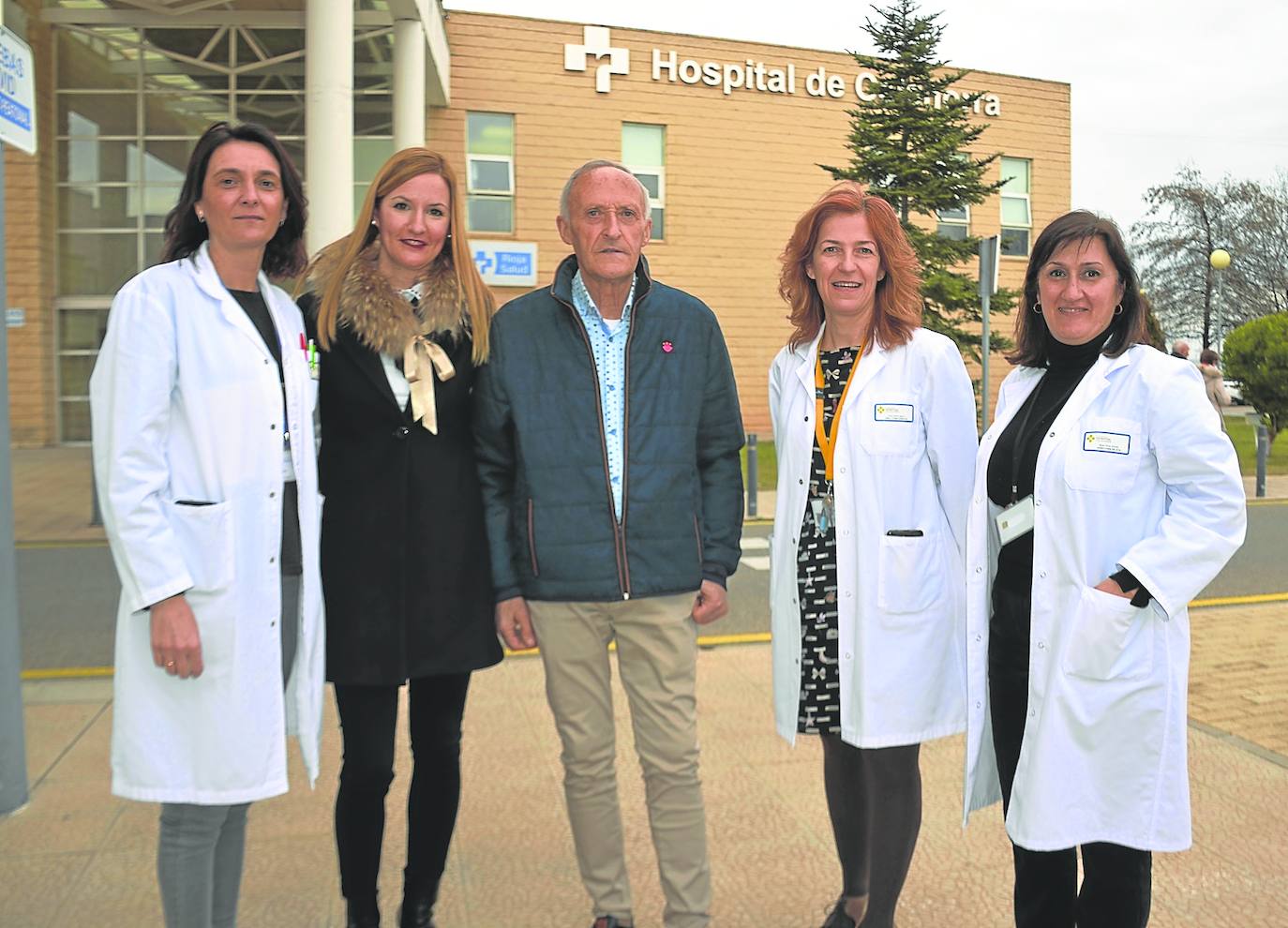 Noelia Vicente, directora de Enfermería; Raquel Martínez y su padre Faustino; Isabel Muñoz, gerente del Hospital de Calahorra y Belén Pérez, directora Médica. 