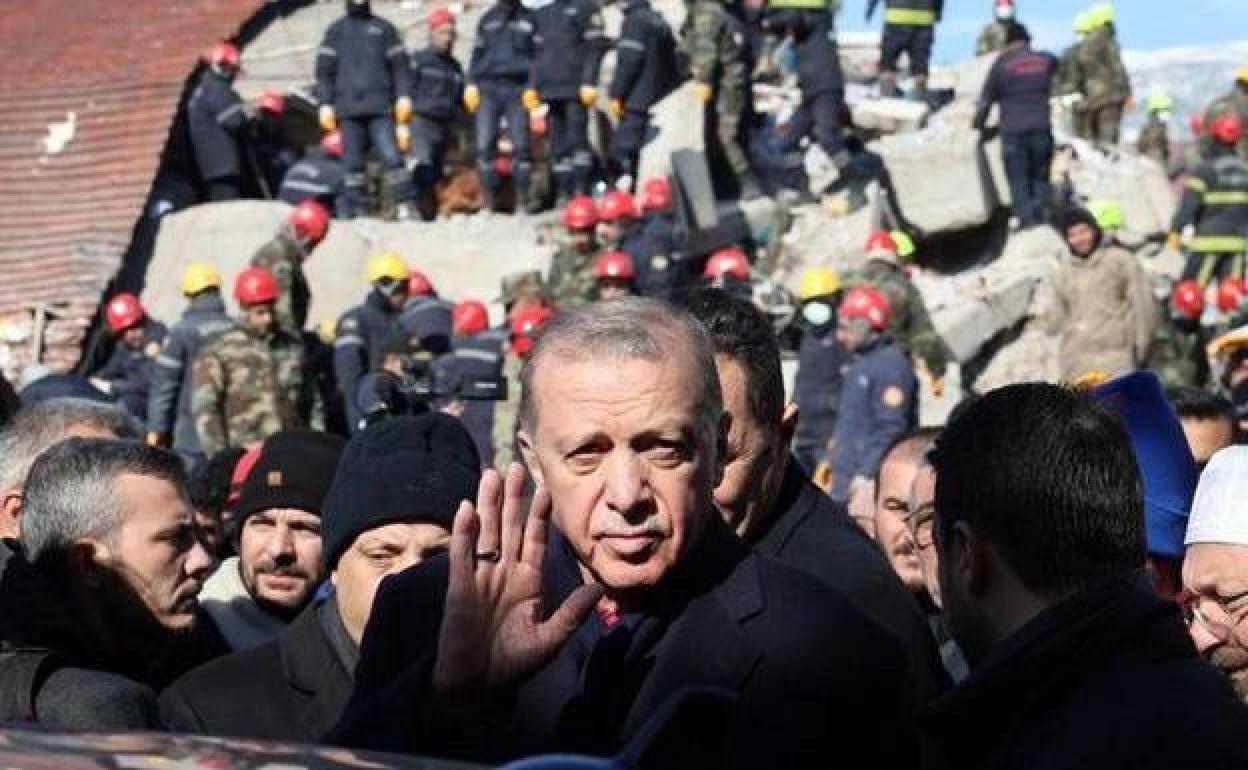 El presidente Erdogan visita la zona más castigada de Kahramanmaras, reducida a una montaña de escombros