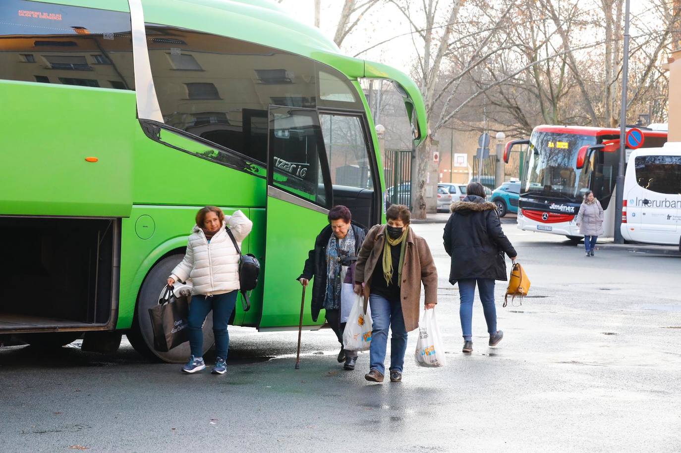 Viajeras con y sin mascarillas en la estación de autobuses de Logroño este miércoles.