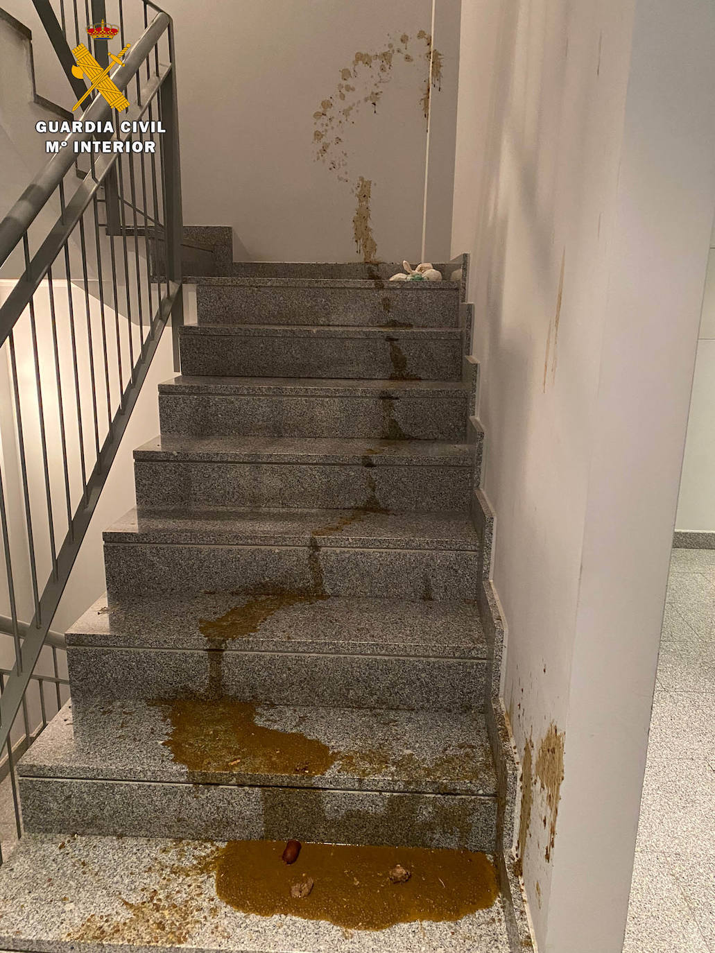 Imagen secundaria 2 - Una cazuela de lentejas lanzada por las escaleras y una bolsa con excrementos restregada por las zonas comunes, los últimos actos de la detenida. 