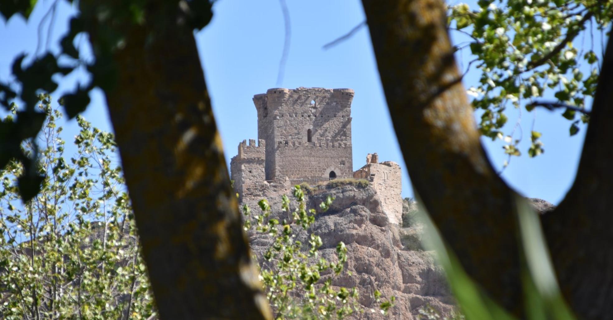 Vista del castillo de Quel desde el puente del Cidacos junto al Barrio Bodegas. 