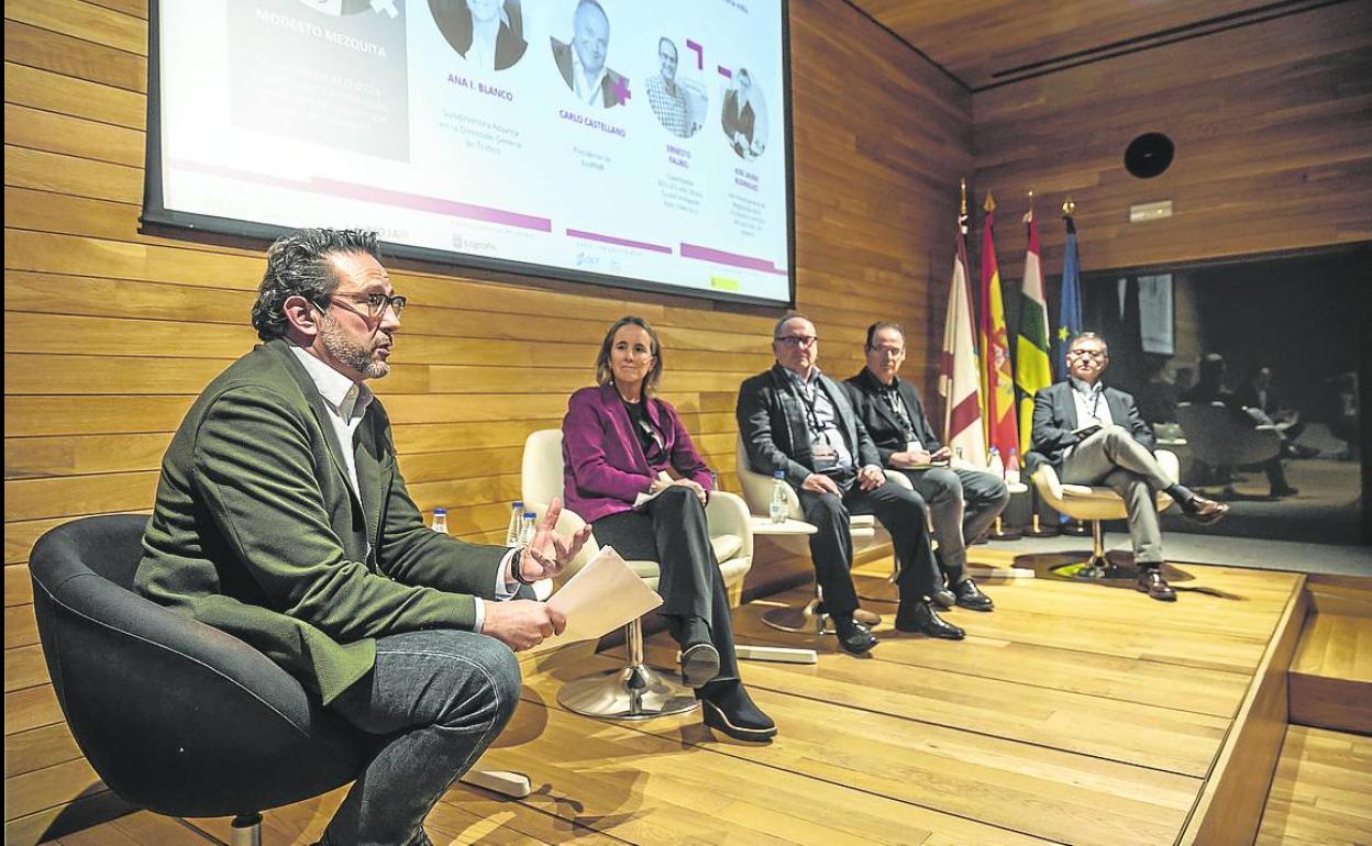 Participantes en la mesa relativa a movilidad celebrada en el Espacio Lagares. 