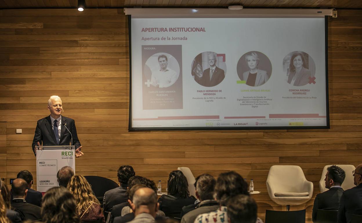 El alcalde de Logroño, Pablo Hermoso de Mendoza, se dirige a los asistentes al comité del RECI. 