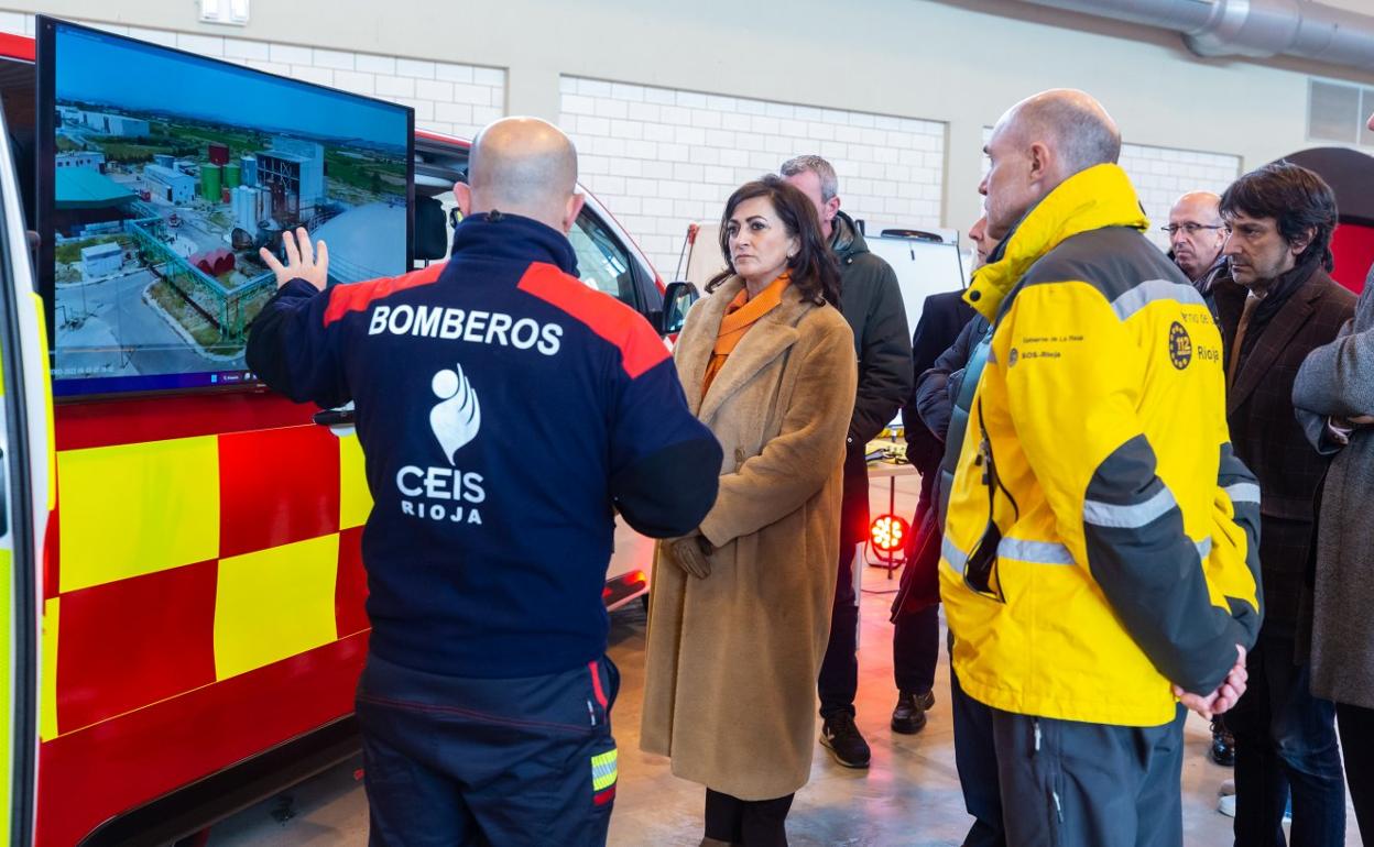 Concha Andreu atiende las explicaciones de un bombero del CEIS sobre los nuevos medios del cuerpo. 