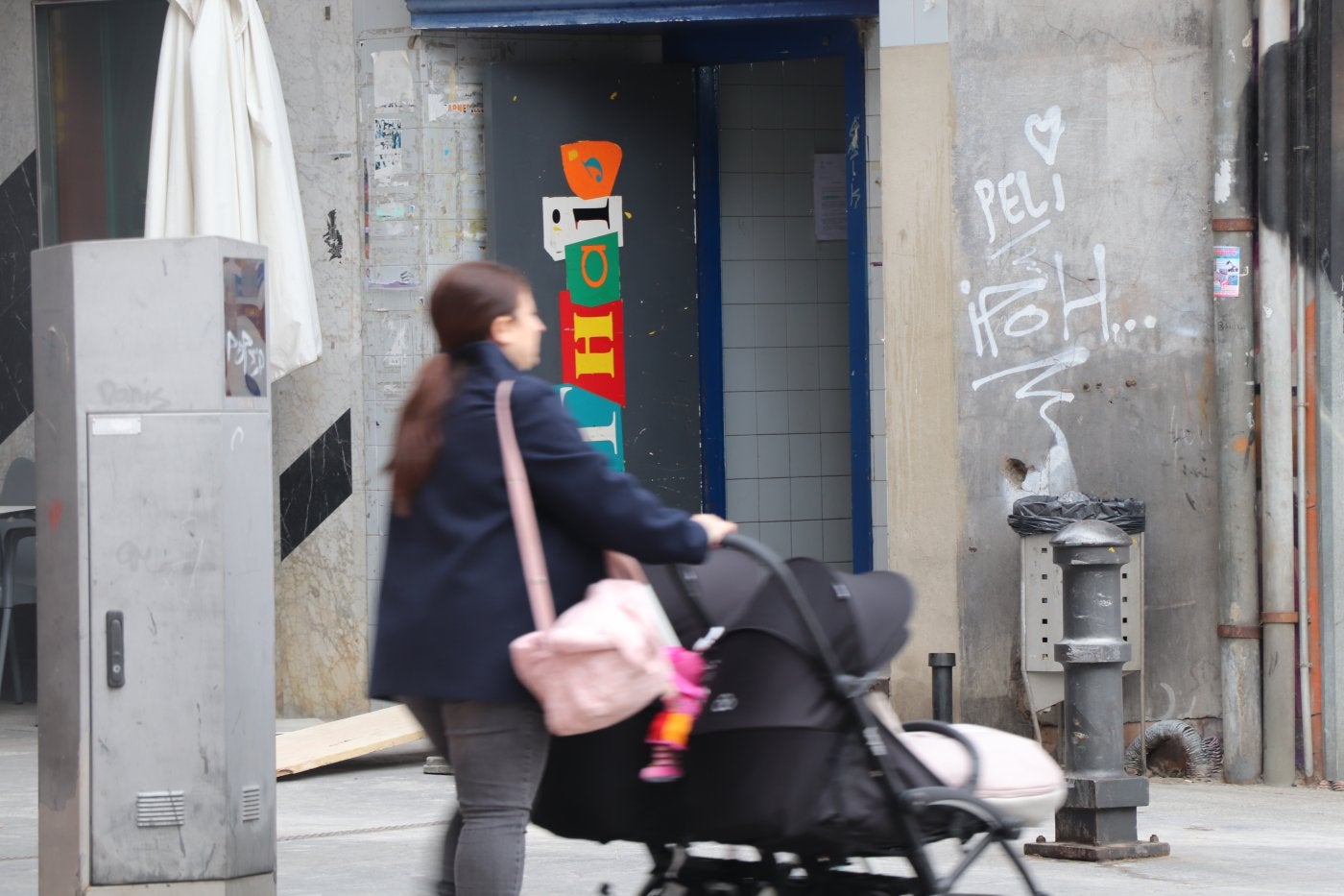 Imágenes de algunos de las pintadas que afean la ciudad. 