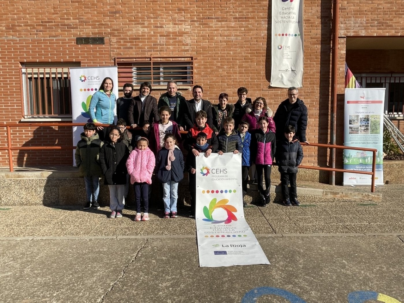 Entrega de la bandera de CEHS en el colegio de Quel. 