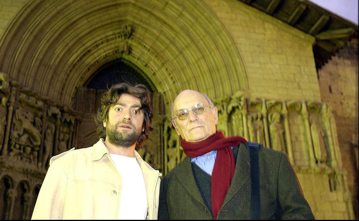 Carlos Saura, con el actor Pere Arquillué, en Logroño en 2001. 