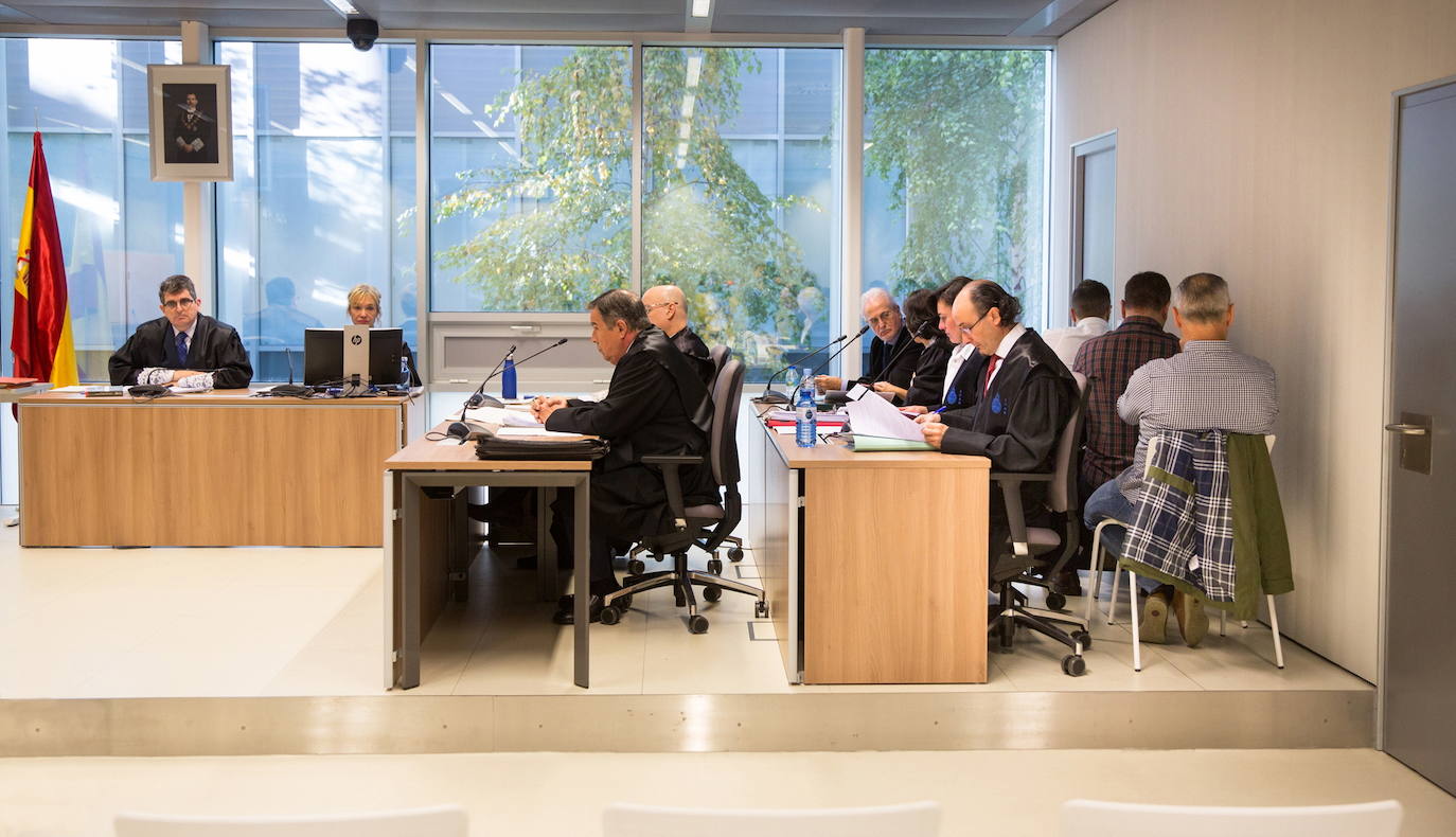 Vista celebrado en noviembre de 2019 en la que un jurado popular consideró culpable al agente J.M.C., primero por la derecha. 