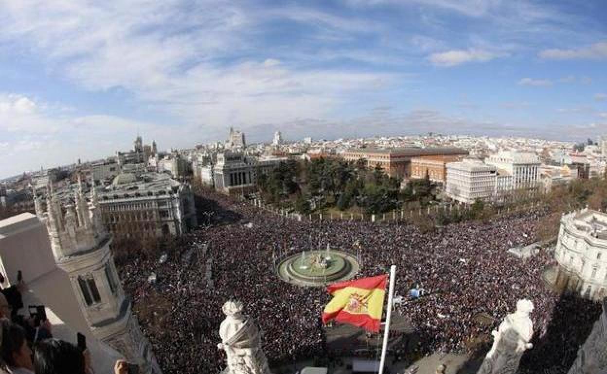 Los manifestantes, abarrotan la plaza de Cibeles