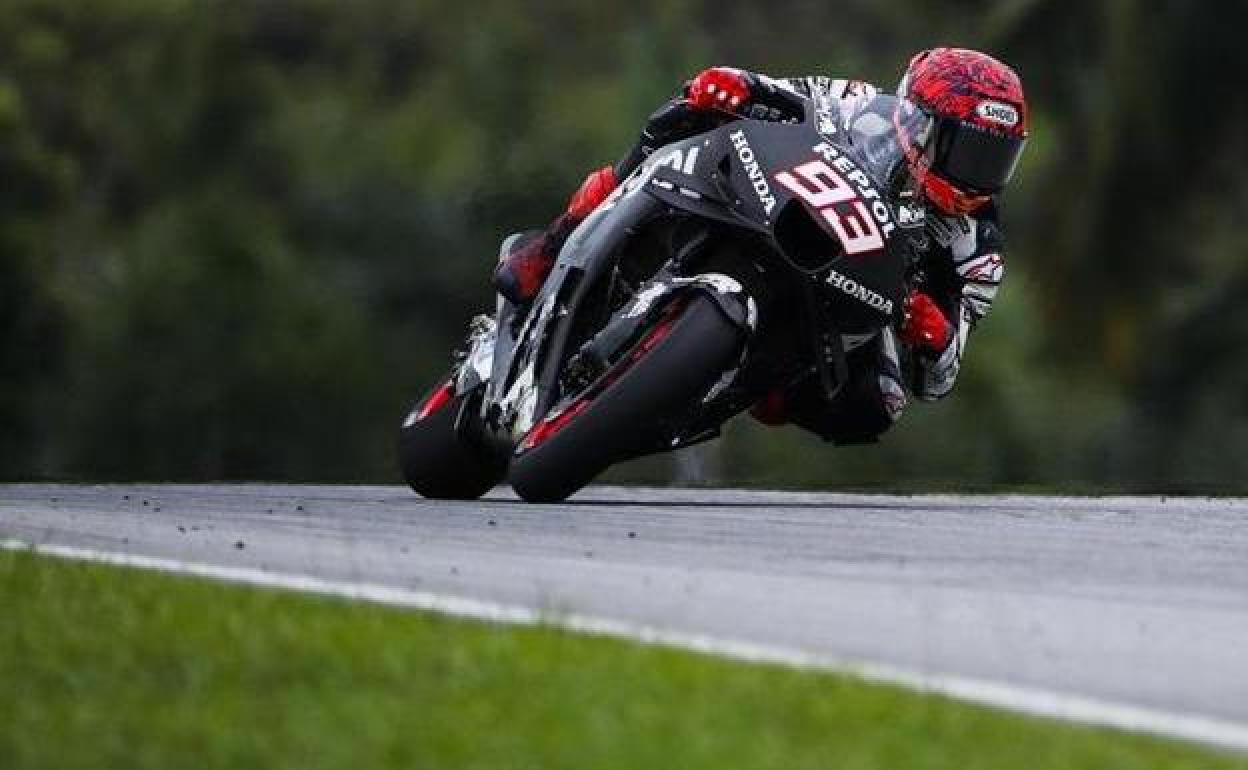 Marc Márquez pilota su Honda durante los test de pretemporada en Sepang