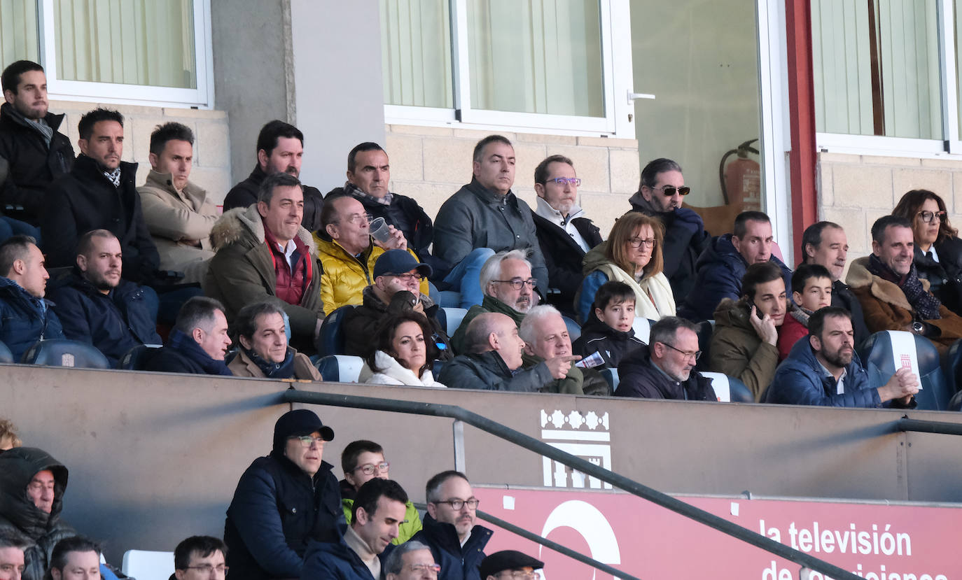 Fotos: El ambiente en la grada de Las Gaunas en el derbi SDL-UDL