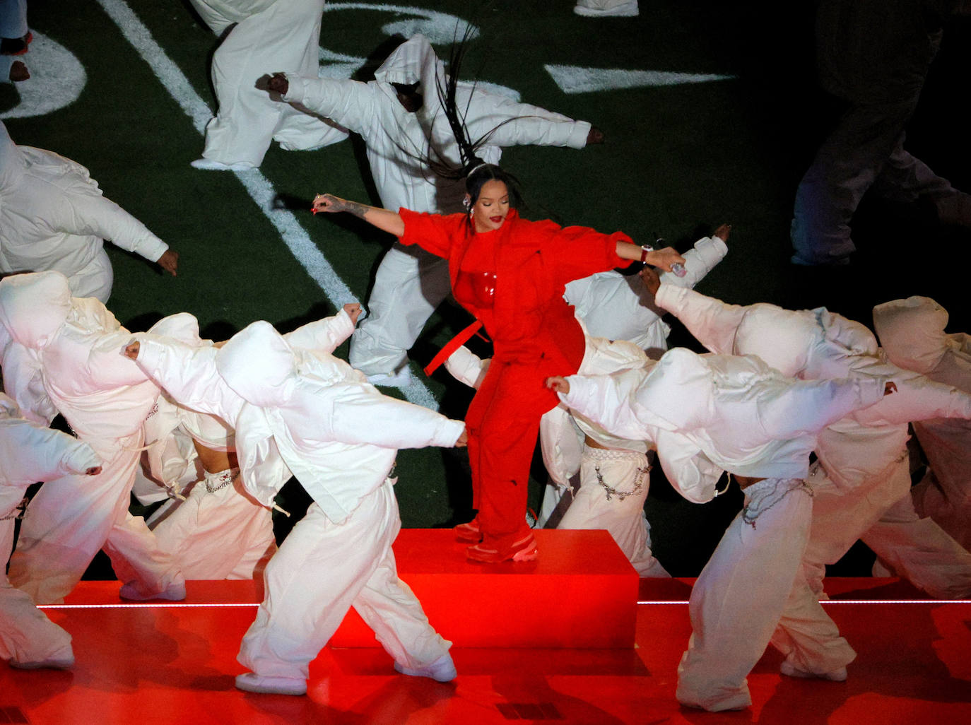 Rihanna actúa durante el descanso de la Super Bowl que midió a los Philadelphia Eagles con los Kansas City Chiefs.