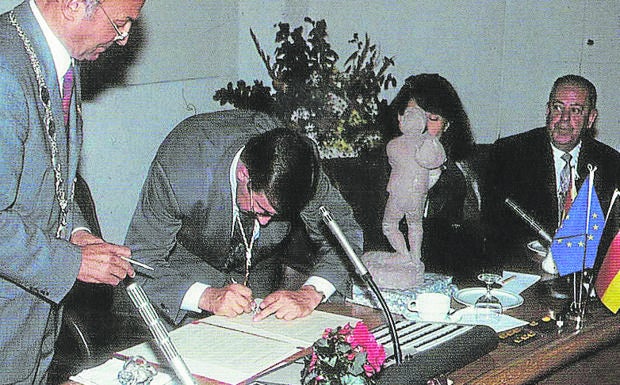 firma del hermanamiento el 25 de septiembre de 1993. 