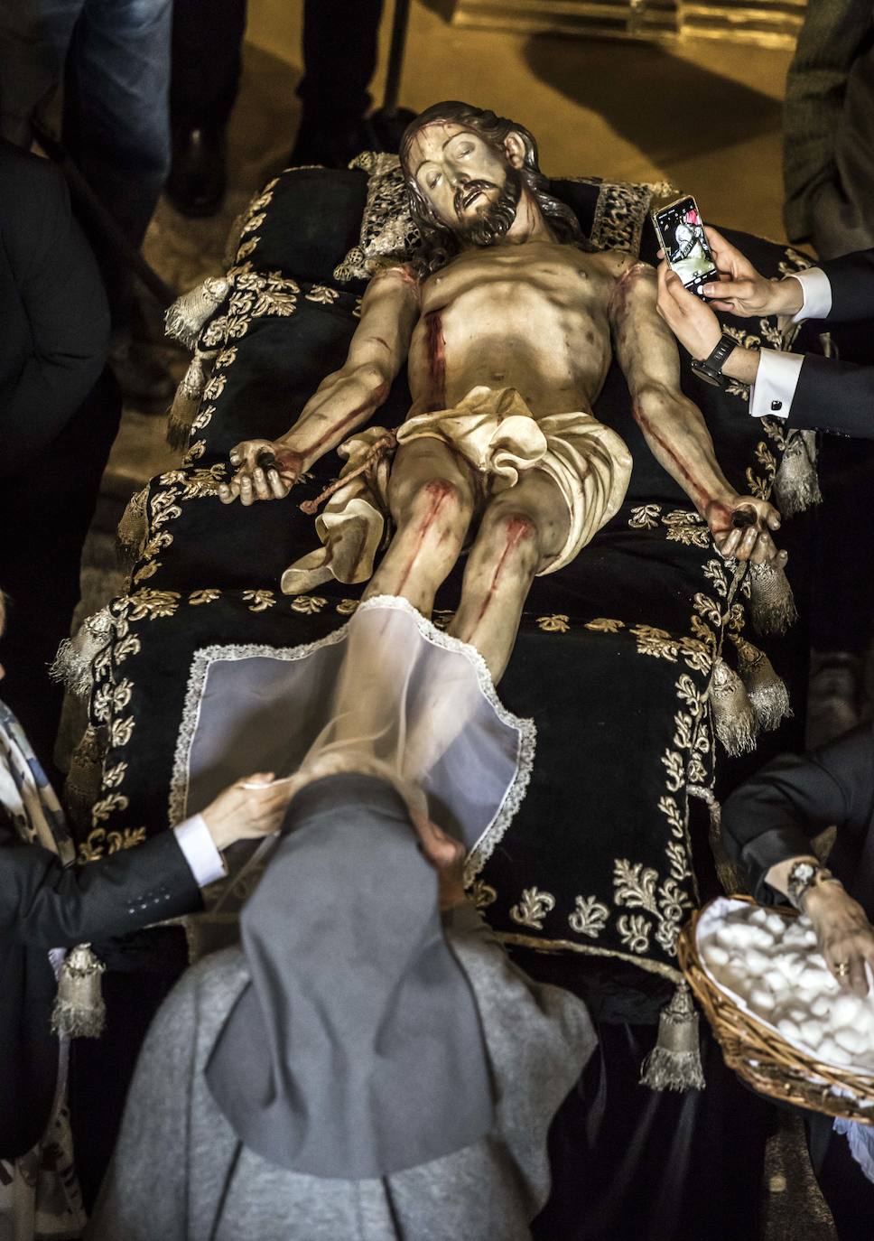 Imagen de archivo del Cristo Yacente durante la Semana Santa de Logroño. 