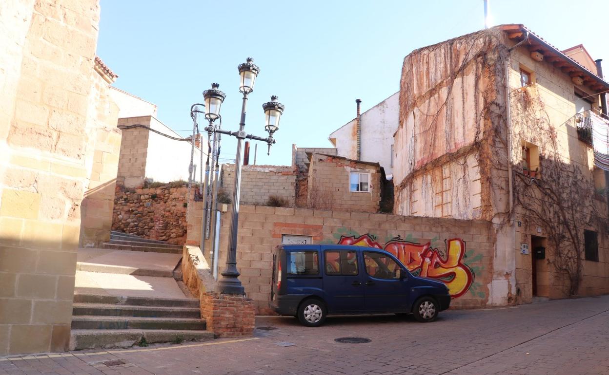 El acuerdo habilitará un aparcamiento junto a la iglesia. 