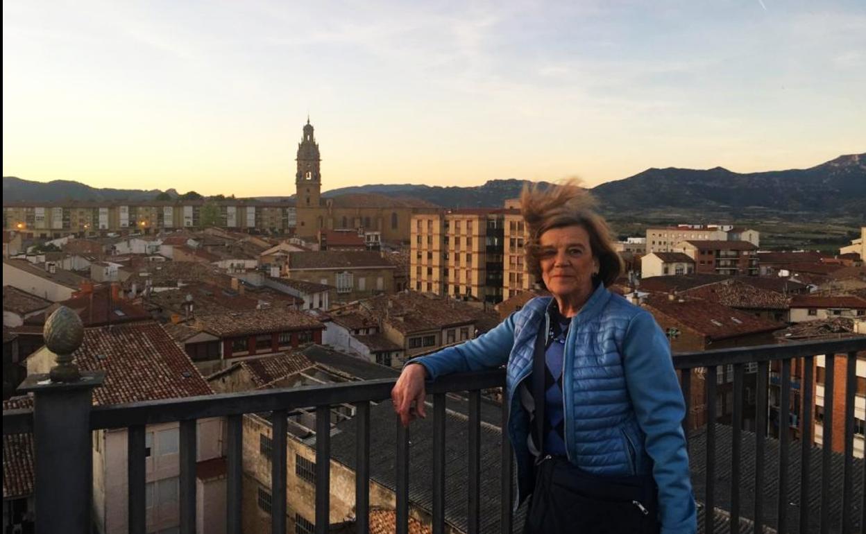 Mercedes Pascual con Haro al fondo. 