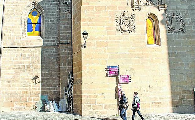 Dos de las vidrieras recientemente instaladas en la catedral. 