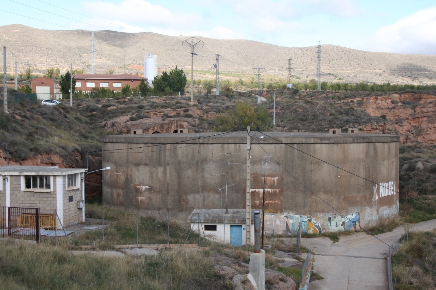 El nuevo depósito de aguas se construirá junto a la estación depuradora, al fondo de la imagen. 