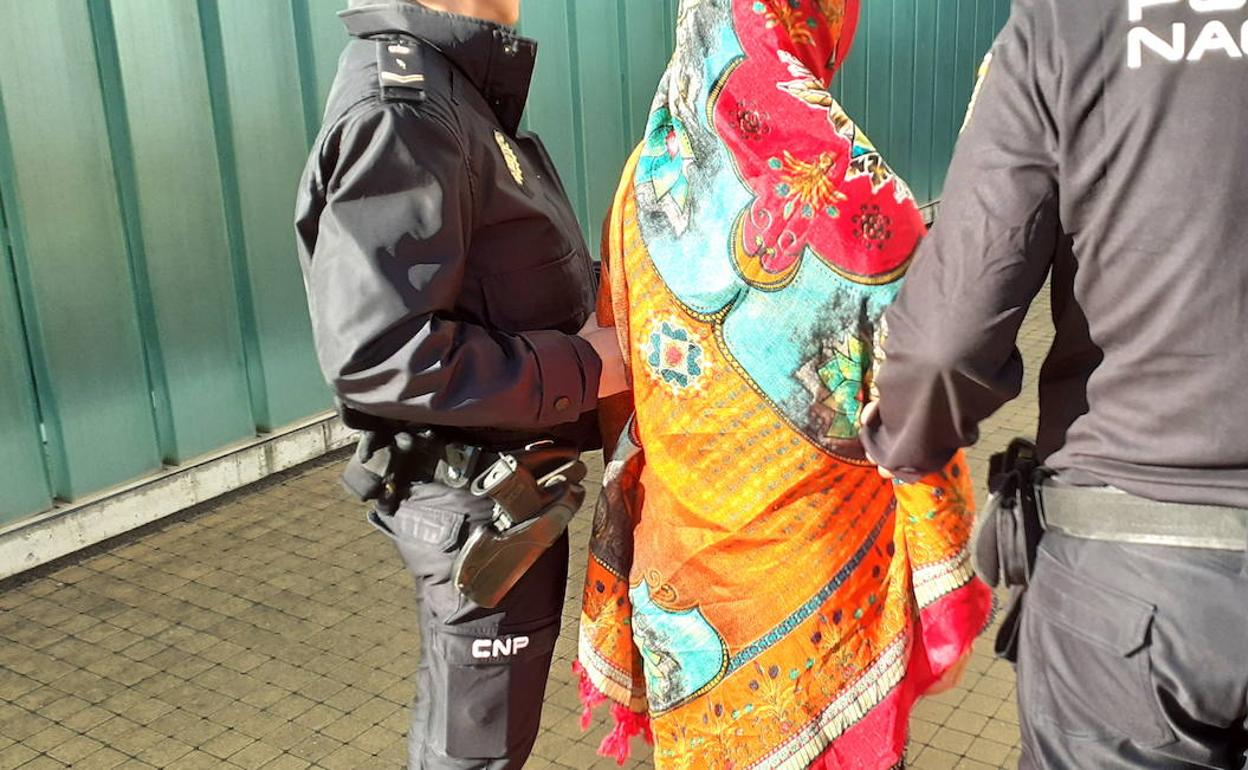 Momento de la detención de la mujer implicada en el asesinato de su hija. 