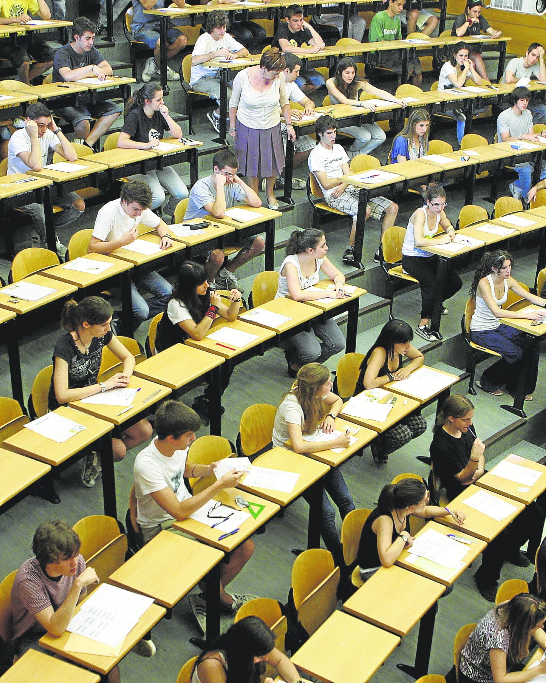 Examen en un aula universitaria. 