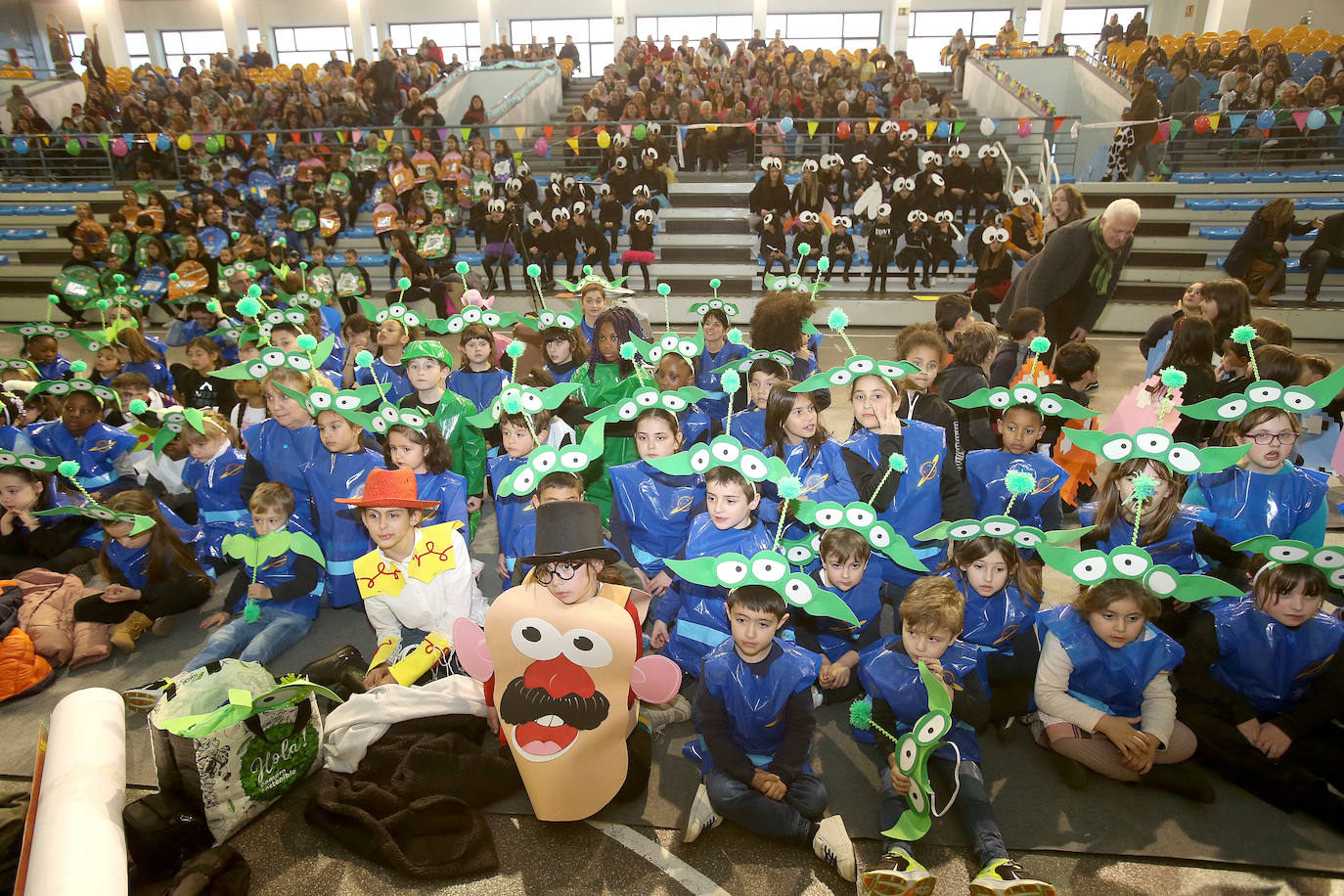 Fiesta infantil, en el polideportivo de Las Gaunas, donde participaron los niños de las ludotecas logroñesas. 