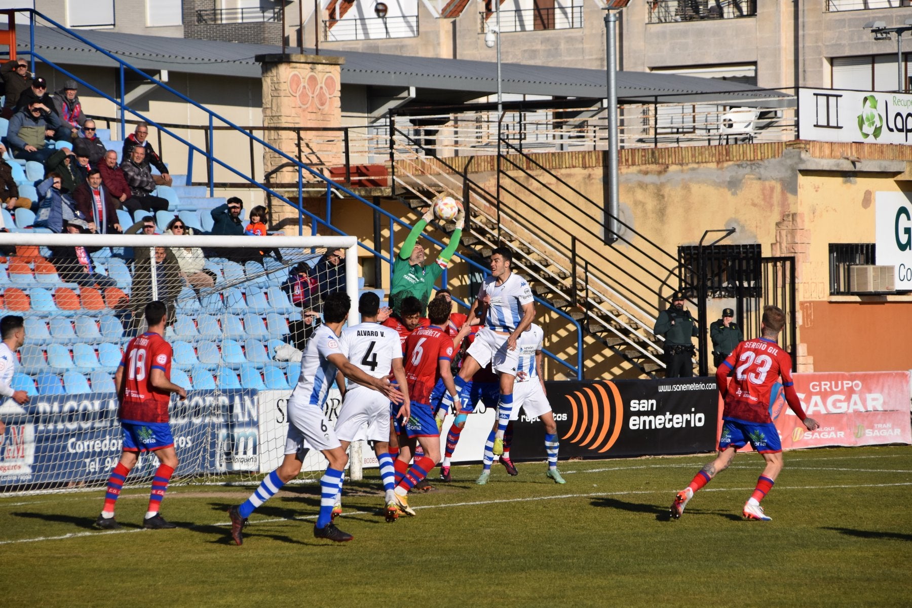 Miguel atrapa el balón por alto el pasado domingo en La Planilla, en el partido contra el Alcoyano. 