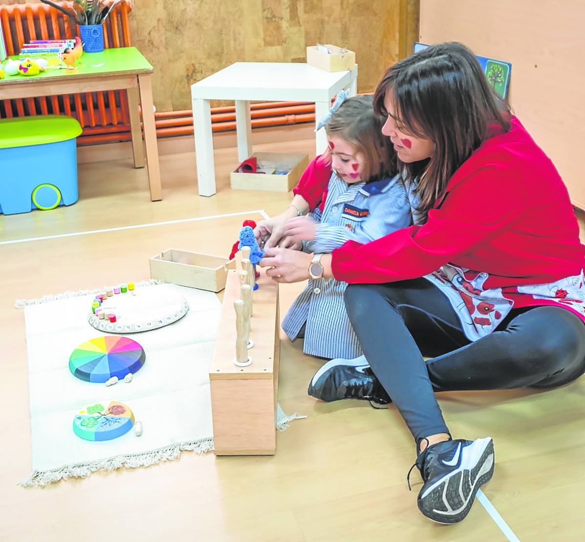 Tutora de infantil realizando la asamblea manipulativa en clase. 