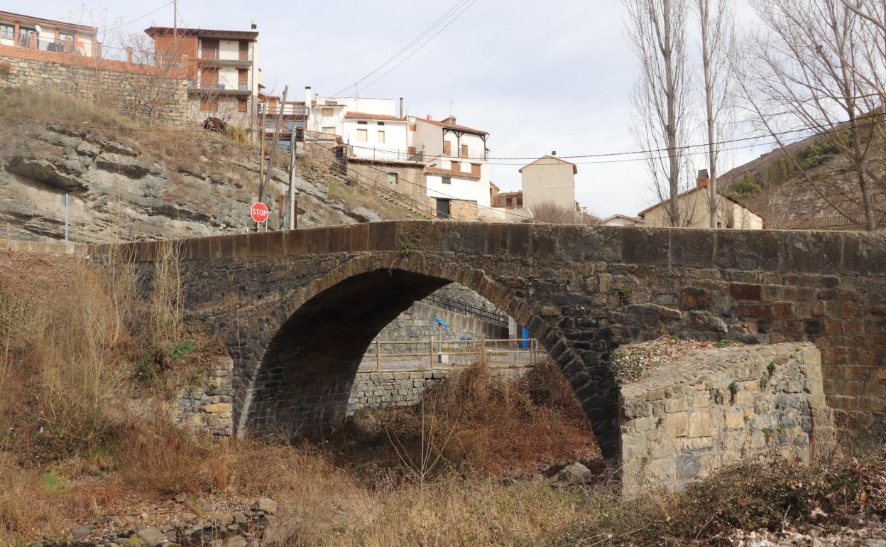 El puente es la vía para comunicar con el Barranco Perdido y varios yacimientos de icnitas. 