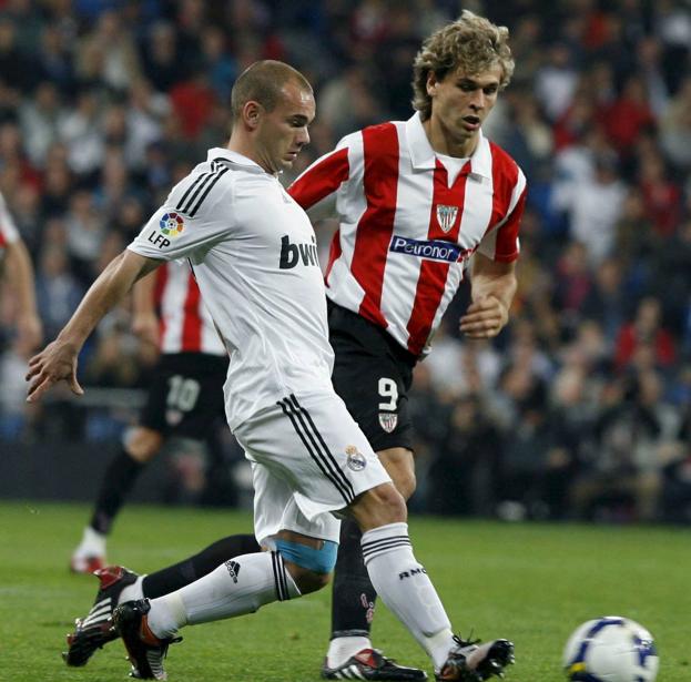 Llorente disputa un bvalón con Sneijder en un Real Madrid-Athletic. 